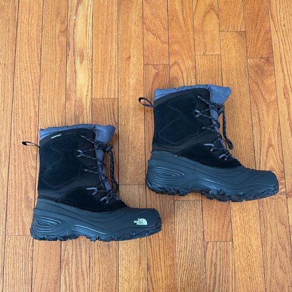 Boy’s North Face waterproof winter boots size 4 - Picture 2 of 11